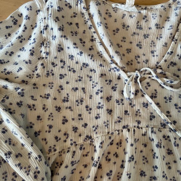 Hippie Rose Peplum Blue and White Floral Top tie detail front Size Large - Picture 8 of 11